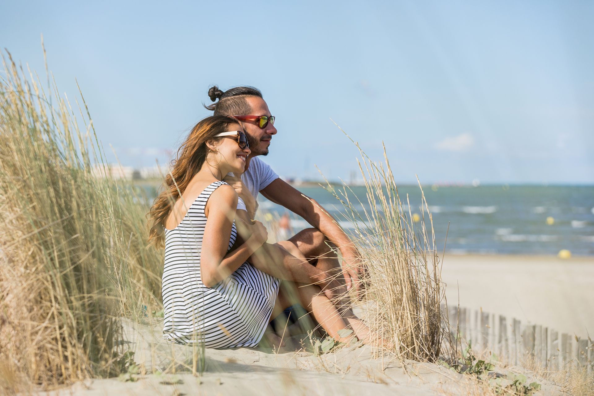 Le miramar - couple assi sur la plage